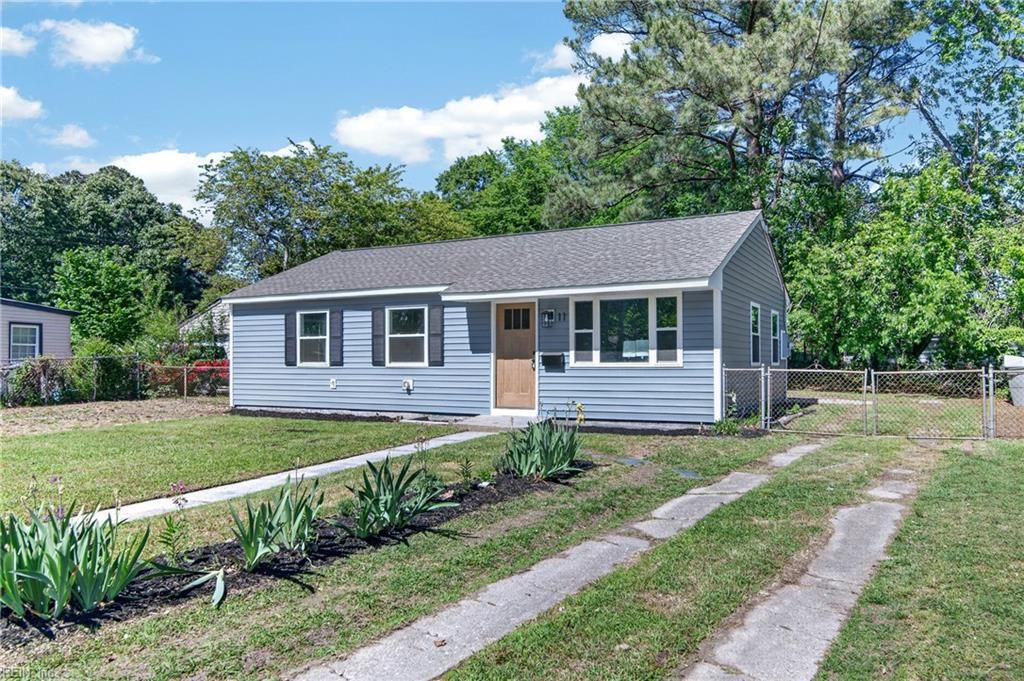 Photo of 11 Farrington Place, Hampton, VA 23663 (MLS # 10631900)