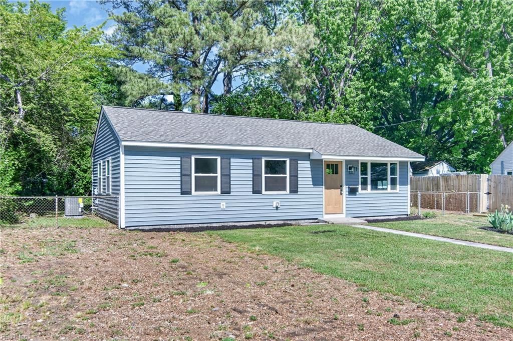 Photo of 11 Farrington Place, Hampton, VA 23663 (MLS # 10631900)