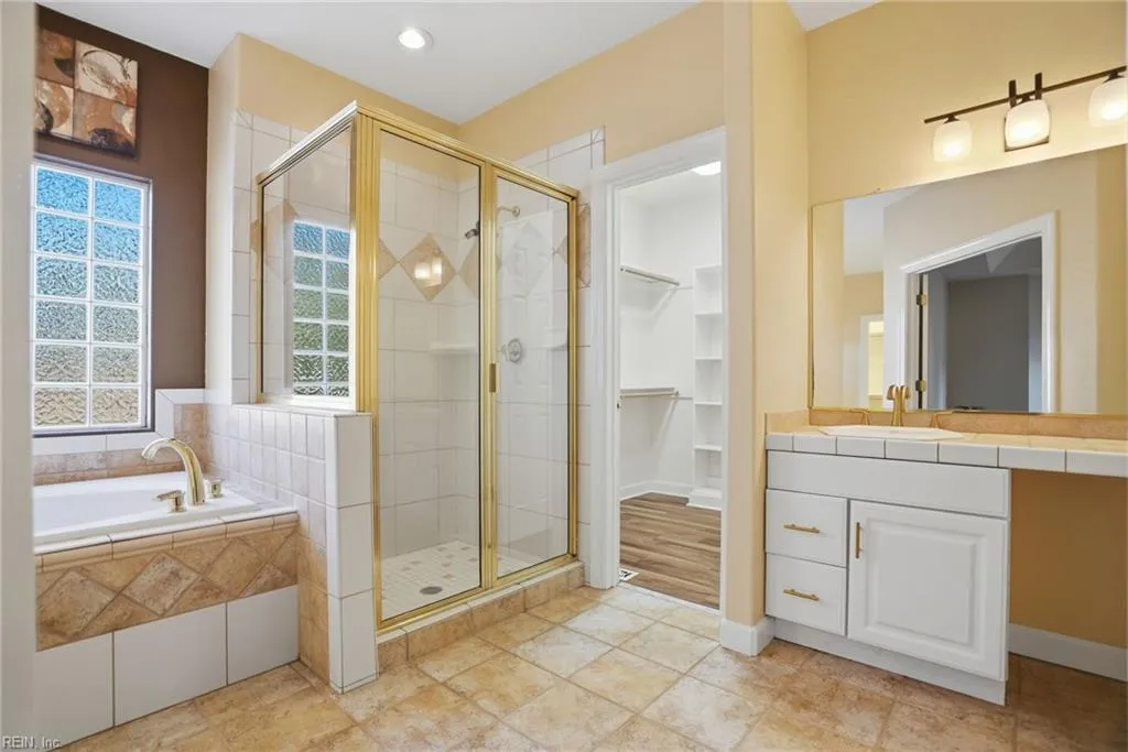 Virginia Beach, Virginia 23456, United States, 5 Bedrooms Bedrooms, ,4 BathroomsBathrooms,Residential,Active,254439