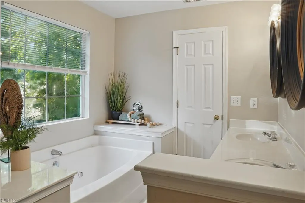 Suffolk, Virginia 23435, United States, 4 Bedrooms Bedrooms, ,3 BathroomsBathrooms,Residential,Pending,108785