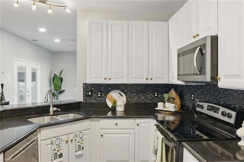 Suffolk, Virginia 23435, United States, 4 Bedrooms Bedrooms, ,3 BathroomsBathrooms,Residential,Pending,108785