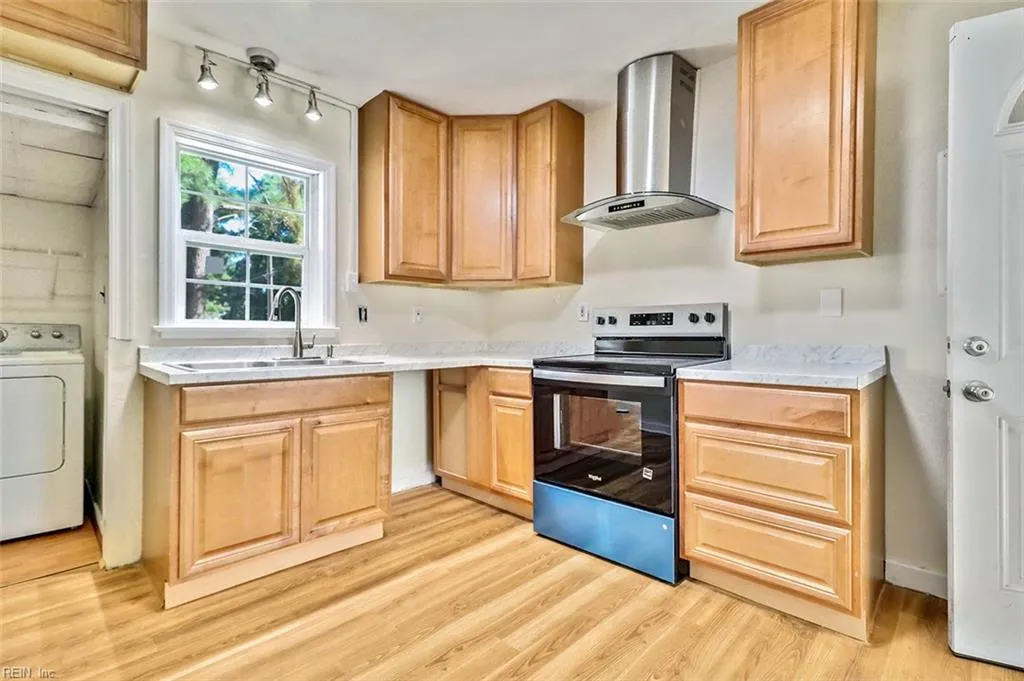 Norfolk, Virginia 23502, United States, 3 Bedrooms Bedrooms, ,3 BathroomsBathrooms,Residential,Pending,205053