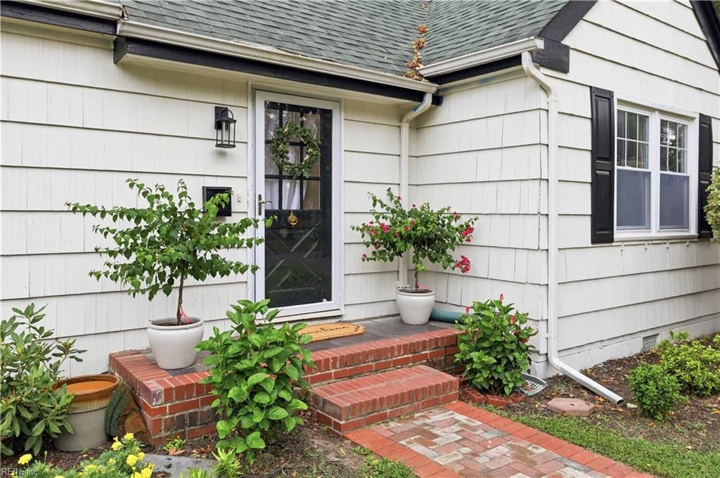 Photo of 1049 S Lexan Crescent, Norfolk, VA 23508 (MLS # 10645821)