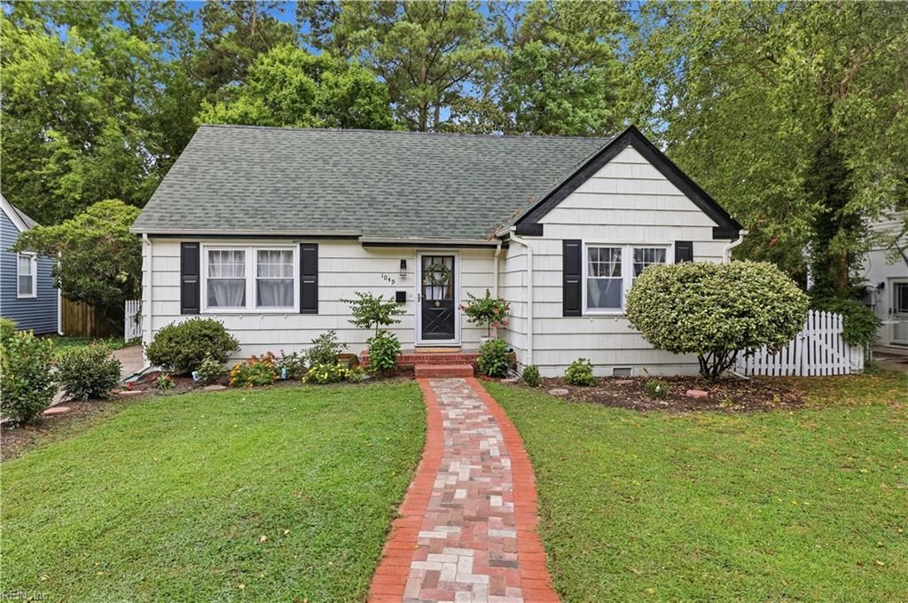 Photo of 1049 S Lexan Crescent, Norfolk, VA 23508 (MLS # 10645821)