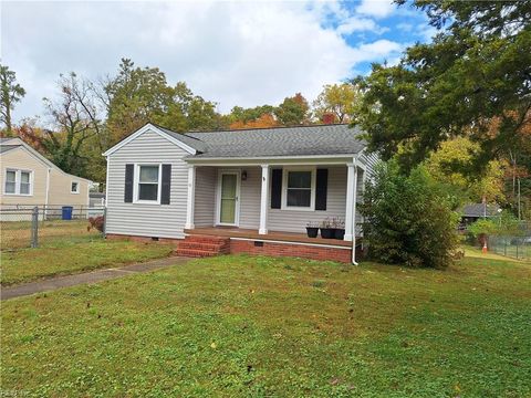 Photo of 10 E Commodore Drive, Newport News, VA 23601 (MLS # 10611722)