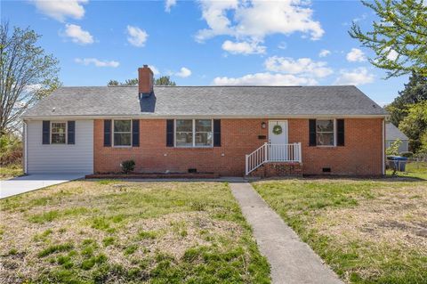 Photo of 922 11th Street, Newport News, VA 23607 (MLS # 10628931)