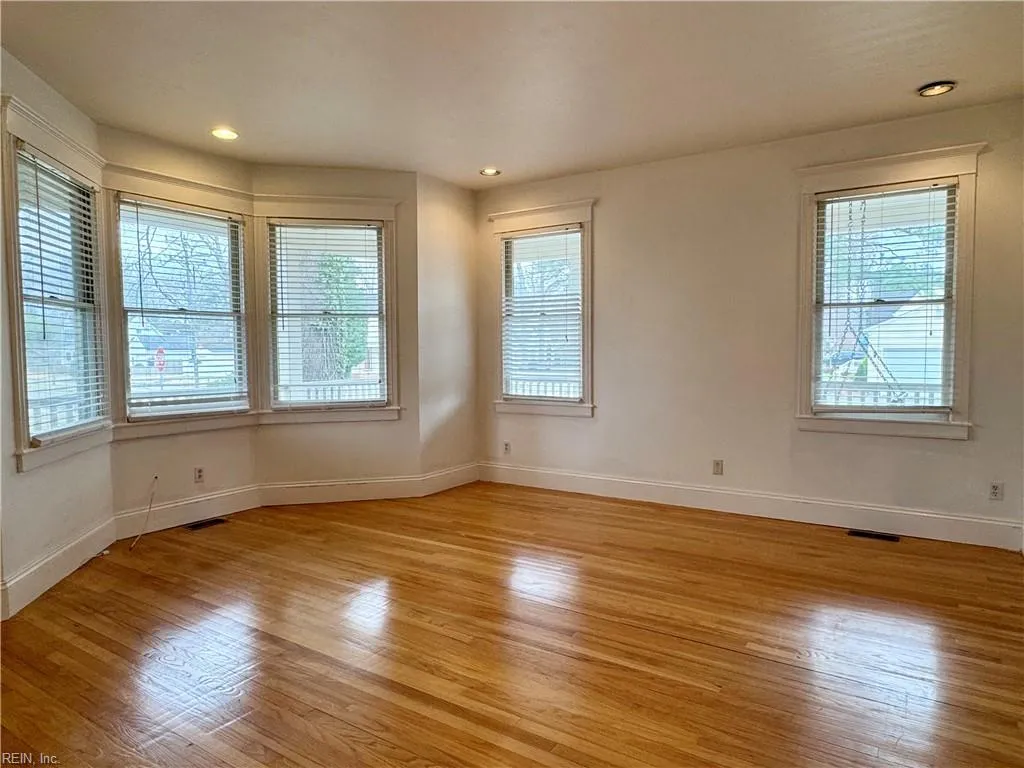 Norfolk, Virginia 23503, United States, 3 Bedrooms Bedrooms, ,3 BathroomsBathrooms,Residential,Pending,84092