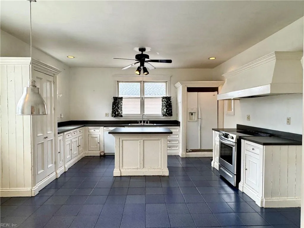 Norfolk, Virginia 23503, United States, 3 Bedrooms Bedrooms, ,3 BathroomsBathrooms,Residential,Pending,84092