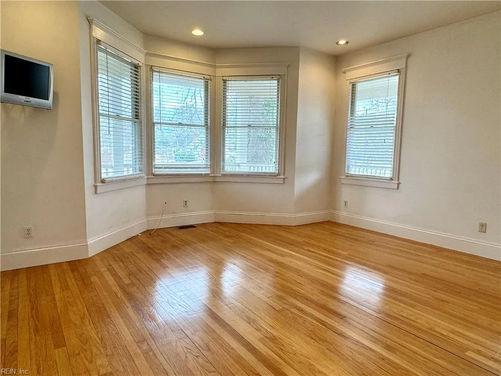 Norfolk, Virginia 23503, United States, 3 Bedrooms Bedrooms, ,3 BathroomsBathrooms,Residential,Pending,84092