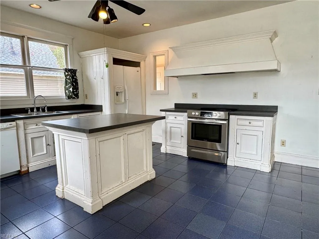 Norfolk, Virginia 23503, United States, 3 Bedrooms Bedrooms, ,3 BathroomsBathrooms,Residential,Pending,84092