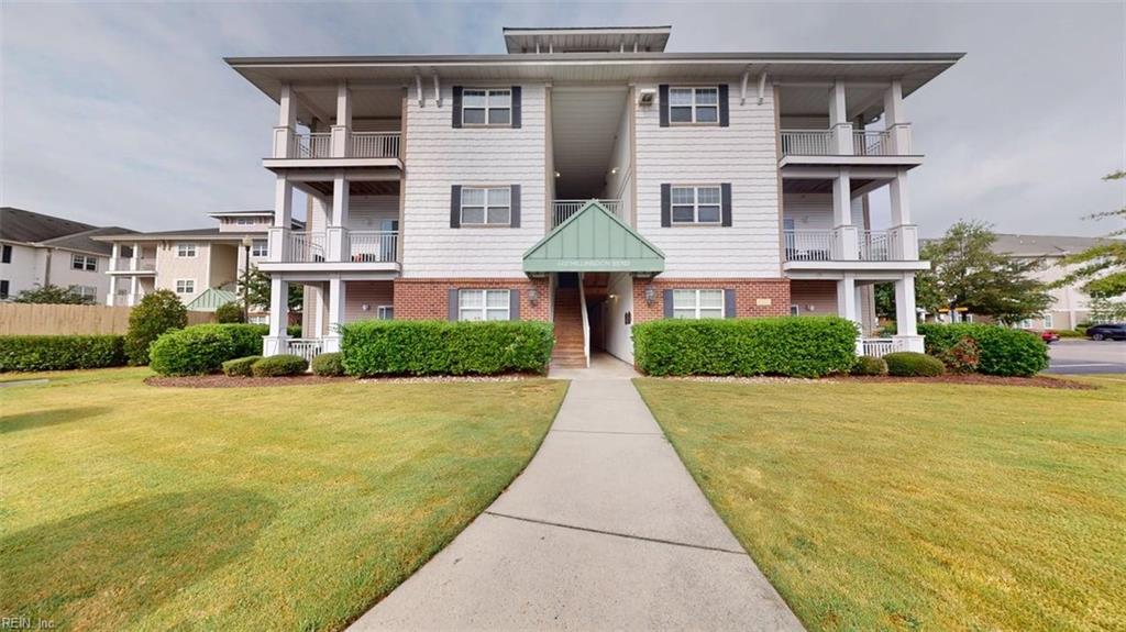 Photo of 4332 Hillingdon Bend #206, Chesapeake, VA 23321 (MLS # 10653350)