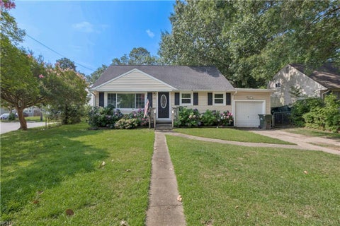 Photo of 1261 River Oaks Drive, Norfolk, VA 23502 (MLS # 10642741)