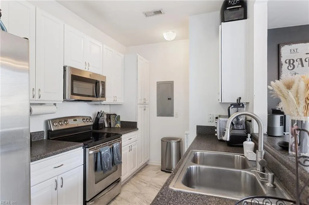 Virginia Beach, Virginia 23455, United States, 2 Bedrooms Bedrooms, ,3 BathroomsBathrooms,Residential,Active,98806