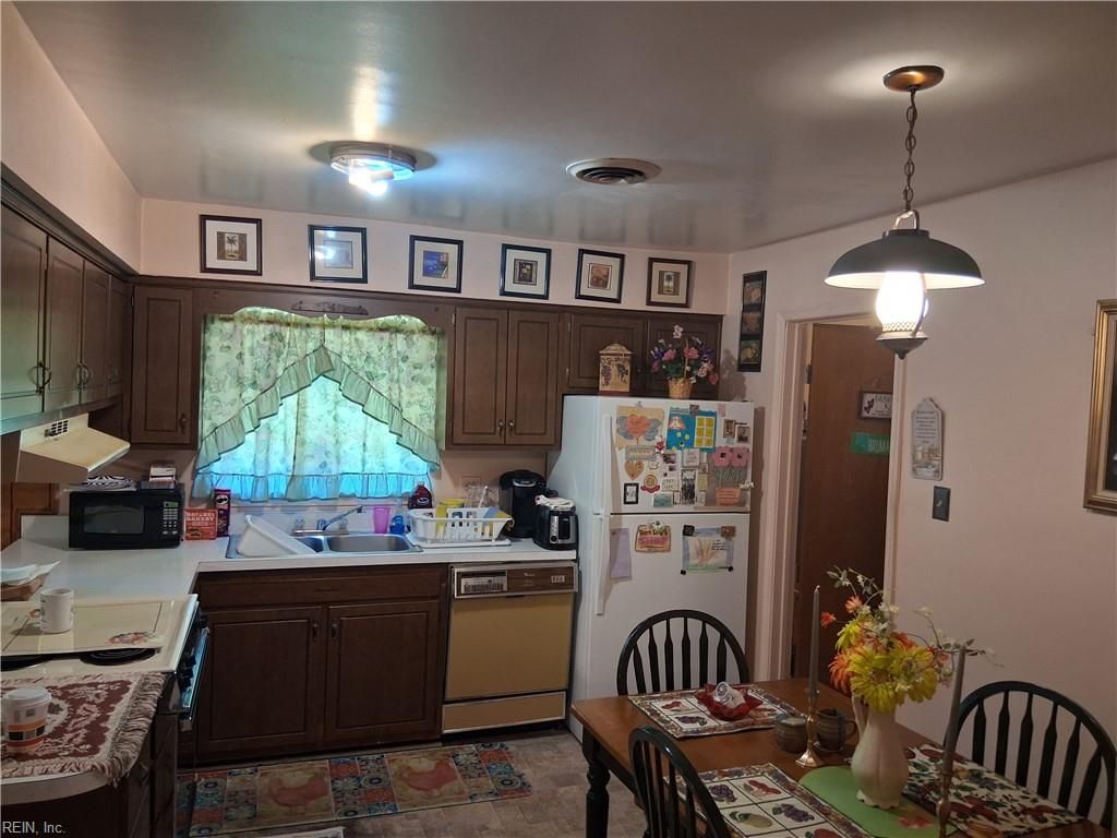 Photo of 641 Table Rock Road, Virginia Beach, VA 23452 (MLS # 10639154)