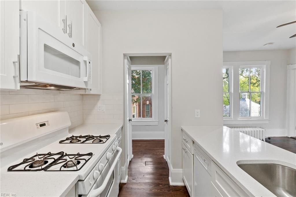 Photo of 407 Warren Crescent #4, Norfolk, VA 23507 (MLS # 10600053)