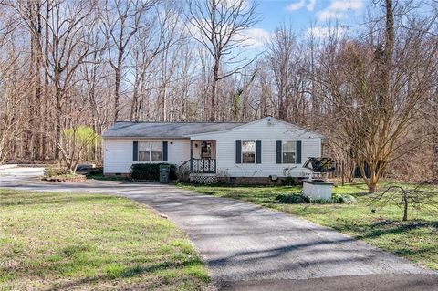 Photo of 124 Woodside Drive #Dr, Williamsburg, VA 23185 (MLS # 10624682)
