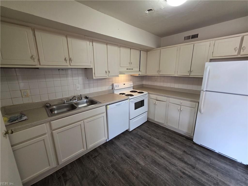 Photo of 601 Lake Edward Drive, Virginia Beach, VA 23462 (MLS # 10619706)