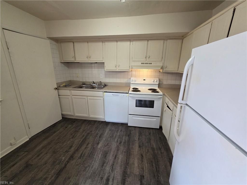 Photo of 601 Lake Edward Drive, Virginia Beach, VA 23462 (MLS # 10619706)