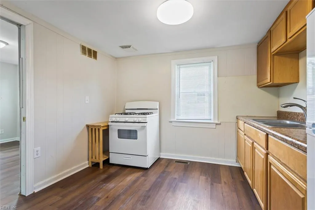 Hampton, Virginia 23669, United States, 3 Bedrooms Bedrooms, ,1 BathroomBathrooms,Residential,Active,193975