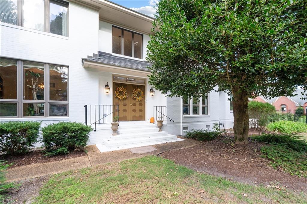 1632 W Little Neck RD