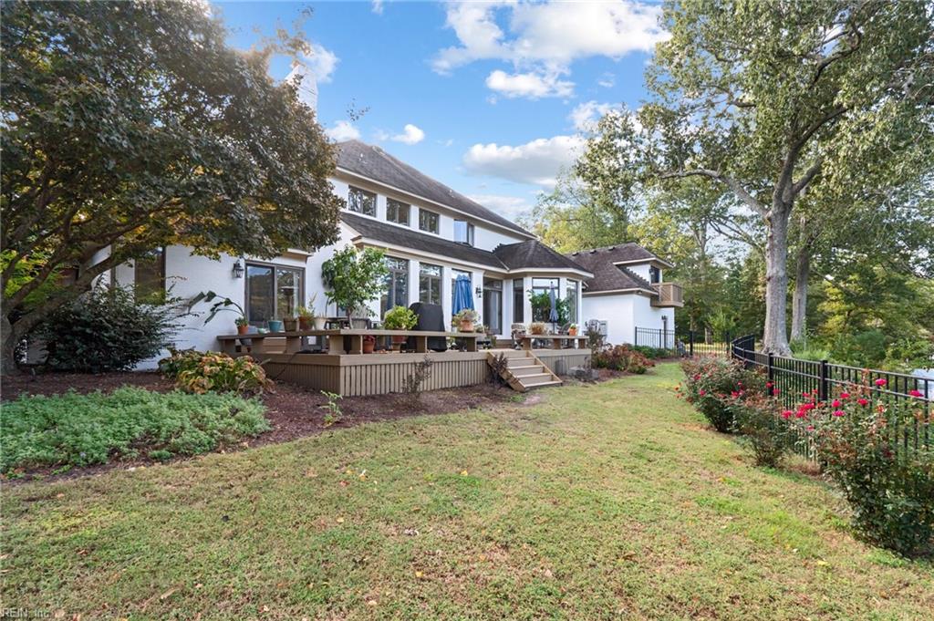 1632 W Little Neck RD