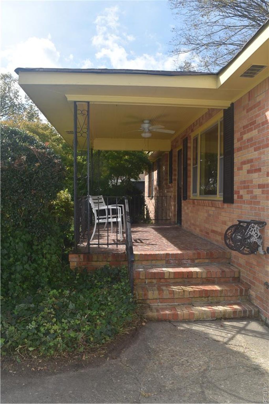 Photo of 424 Hartsdale Road, Virginia Beach, VA 23462 (MLS # 10607781)