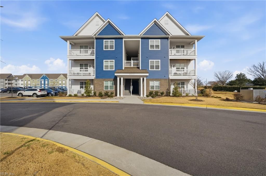 Photo of 1732 Dromolin Drive #303, Virginia Beach, VA 23456 (MLS # 10614840)
