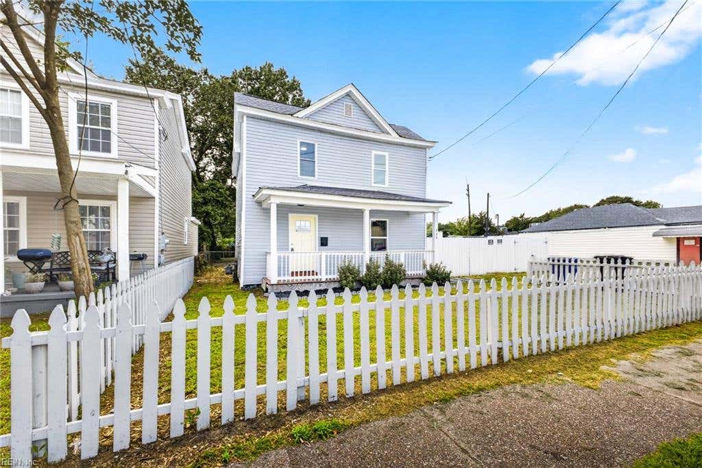 Photo of 734 Mt Vernon Avenue, Portsmouth, VA 23707 (MLS # 10649005)