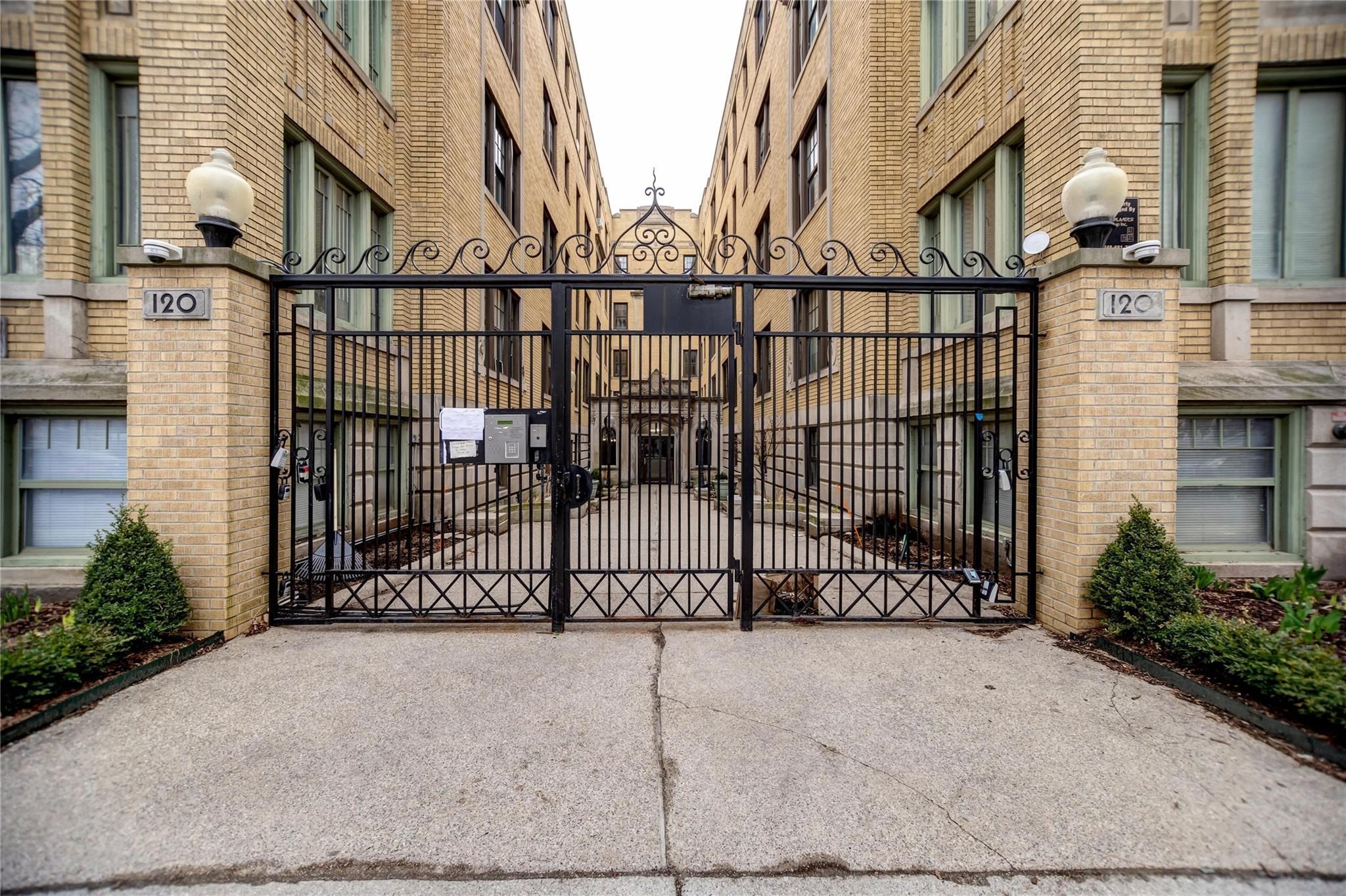 Detroit, Michigan 48202, United States, 2 Bedrooms Bedrooms, ,1 BathroomBathrooms,Residential,Active,1012