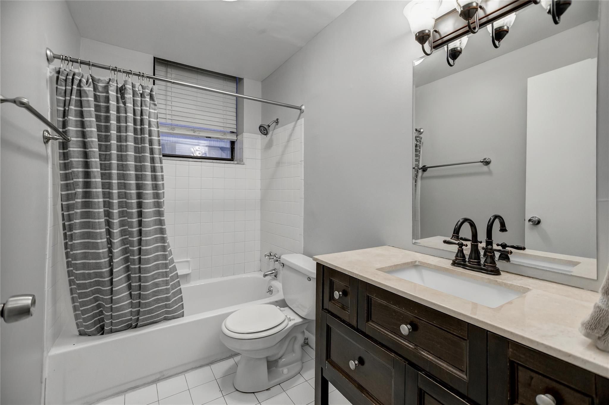 Detroit, Michigan 48202, United States, 2 Bedrooms Bedrooms, ,1 BathroomBathrooms,Residential,Active,1012