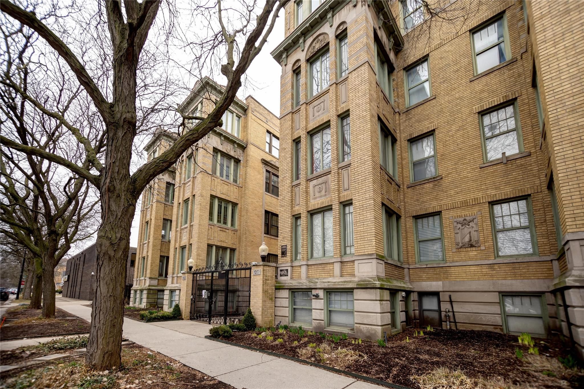 Detroit, Michigan 48202, United States, 2 Bedrooms Bedrooms, ,1 BathroomBathrooms,Residential,Active,1012