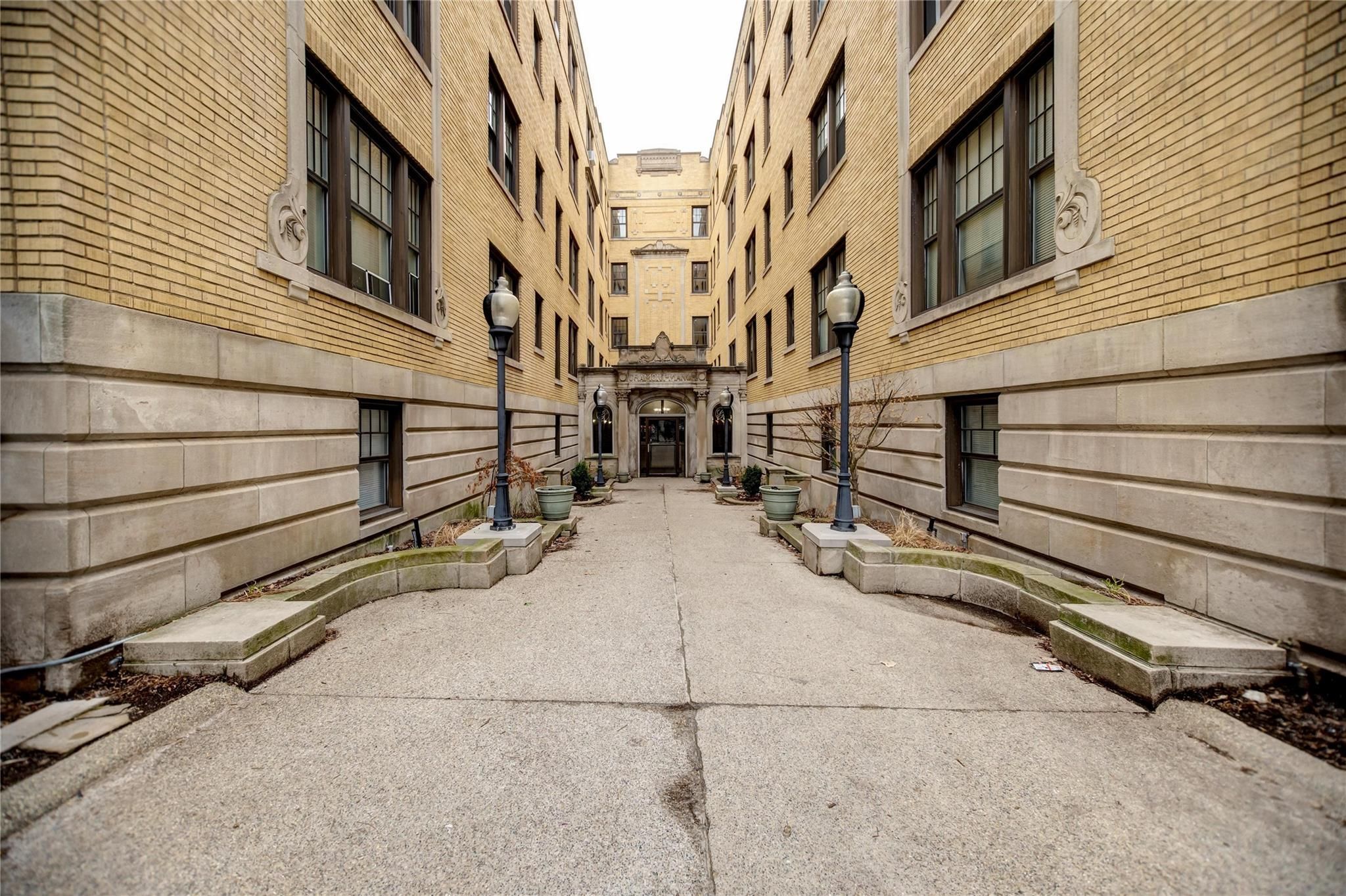 Detroit, Michigan 48202, United States, 2 Bedrooms Bedrooms, ,1 BathroomBathrooms,Residential,Active,1012