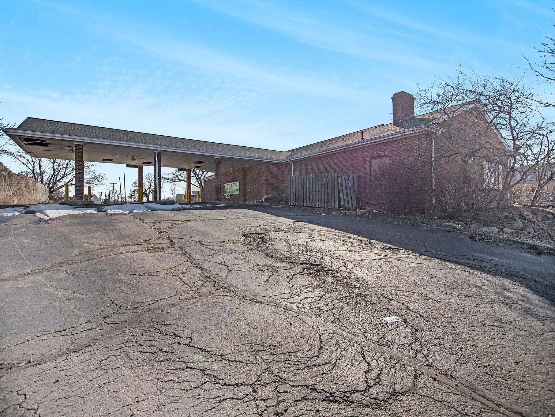 900 JOSLYN Avenue