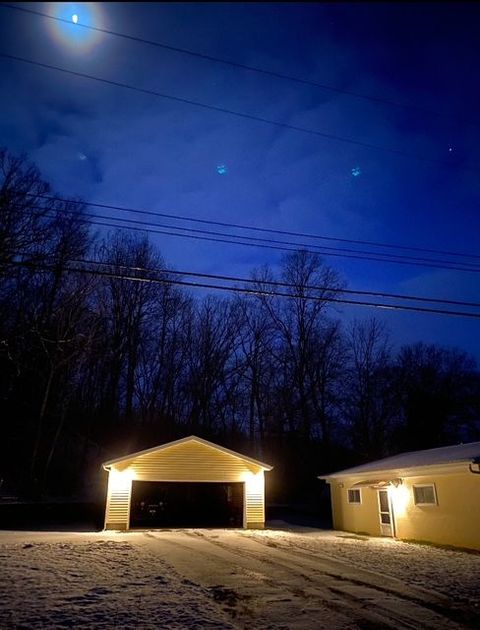 A home in Putnam Twp