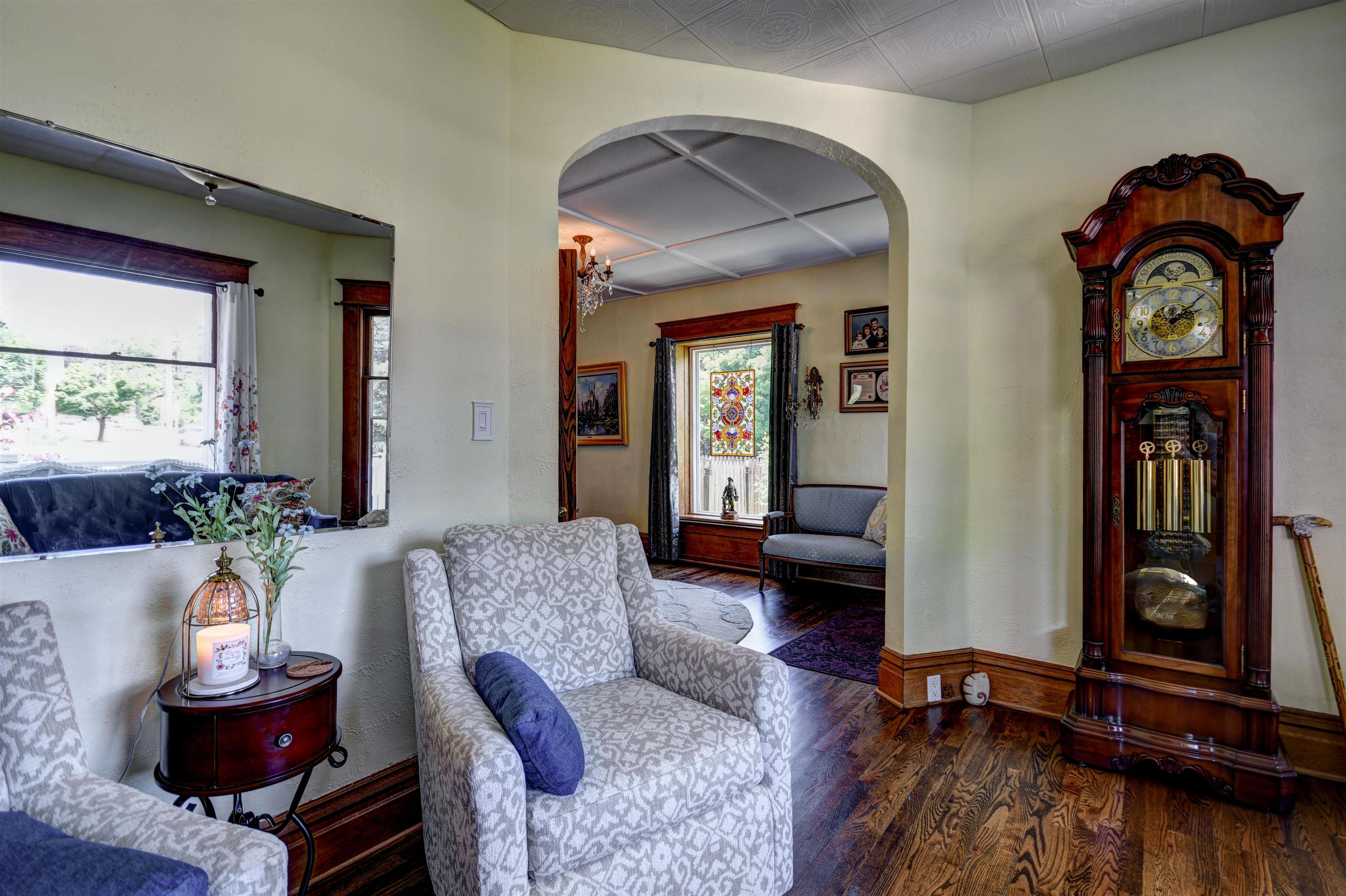 Photo 18 of 47 of 629 W Ninth Street house