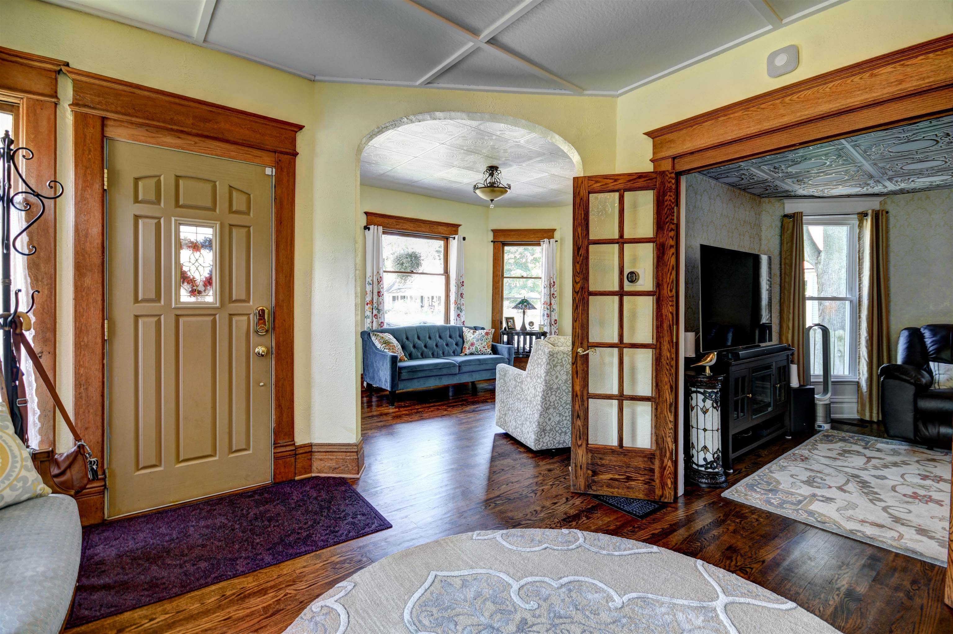 Photo 11 of 47 of 629 W Ninth Street house