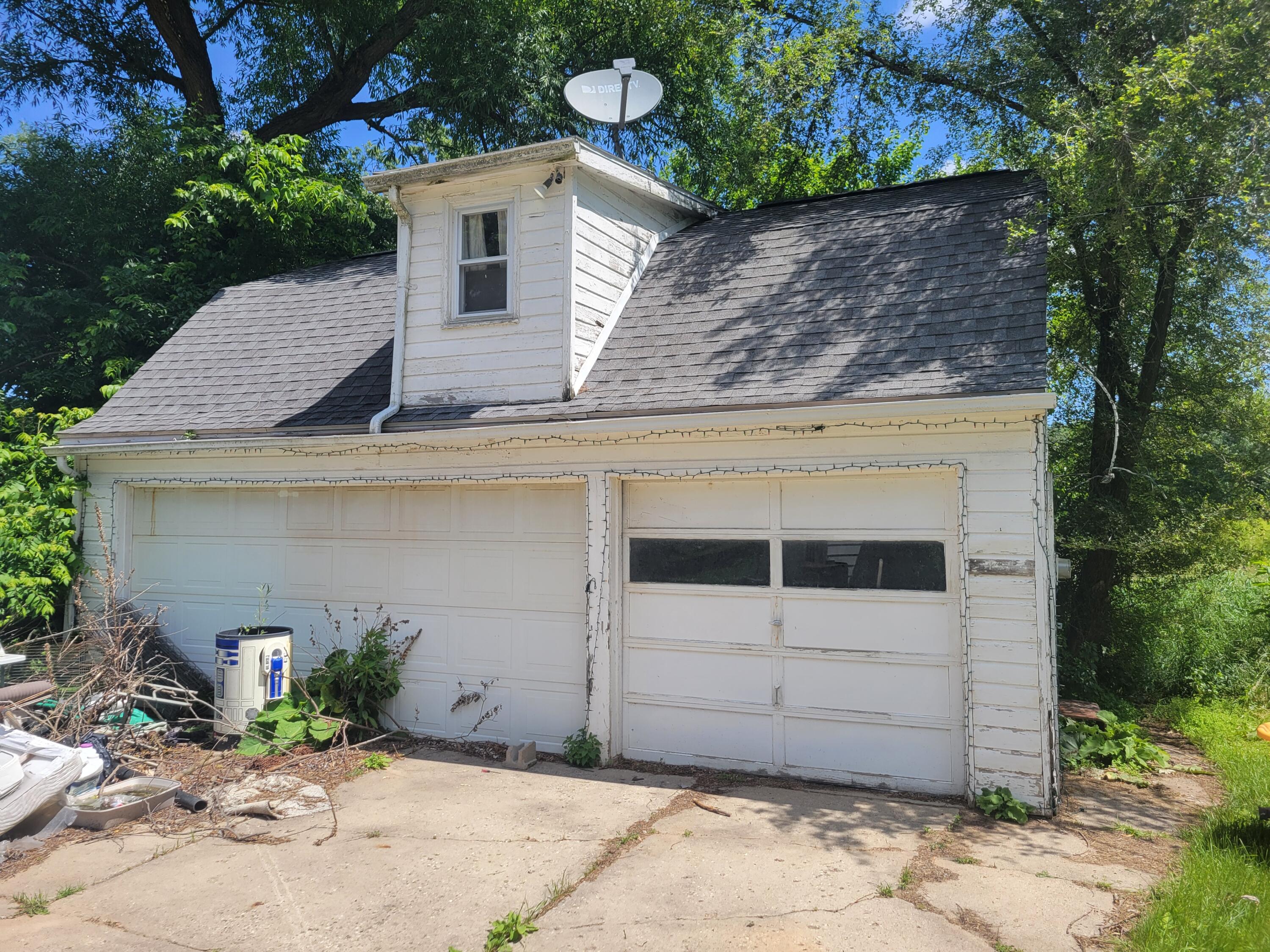 Photo 5 of 12 of 8200 E Michigan Avenue house