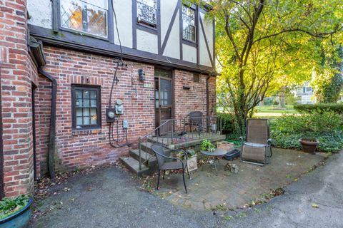 A home in Bloomfield Twp