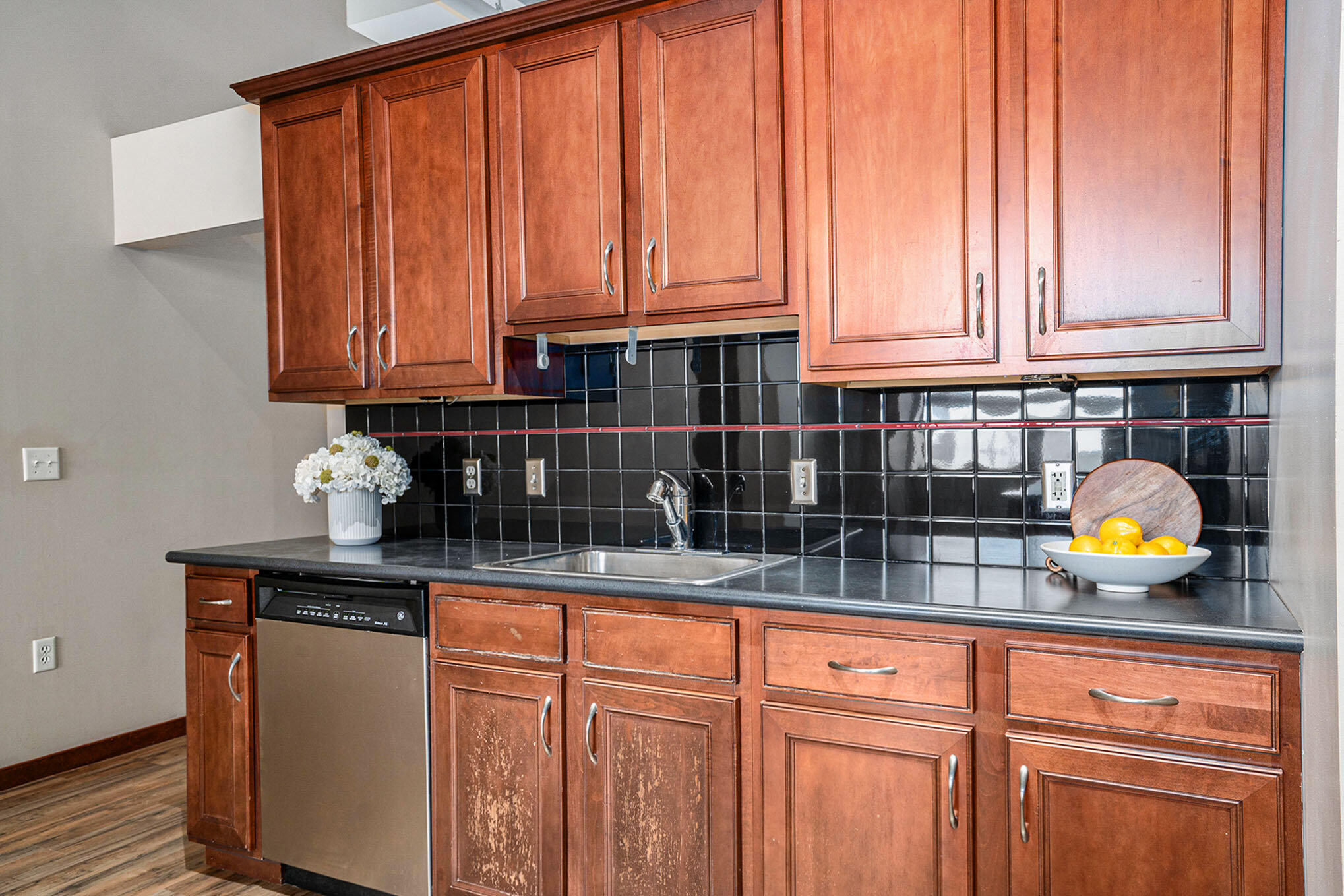 Kalamazoo, Michigan 49007, United States, 2 Bedrooms Bedrooms, ,2 BathroomsBathrooms,Residential,Pending,3874