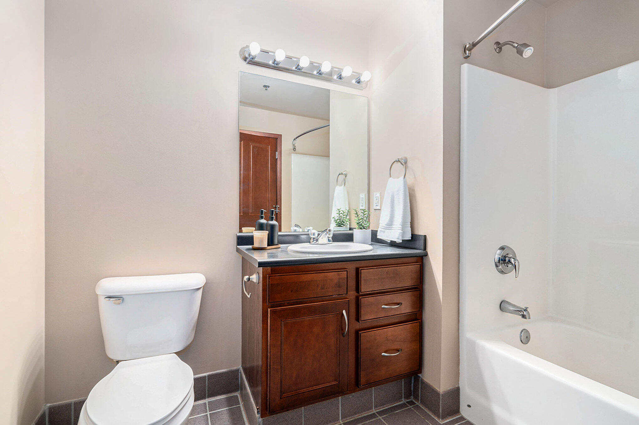 Kalamazoo, Michigan 49007, United States, 2 Bedrooms Bedrooms, ,2 BathroomsBathrooms,Residential,Pending,3874