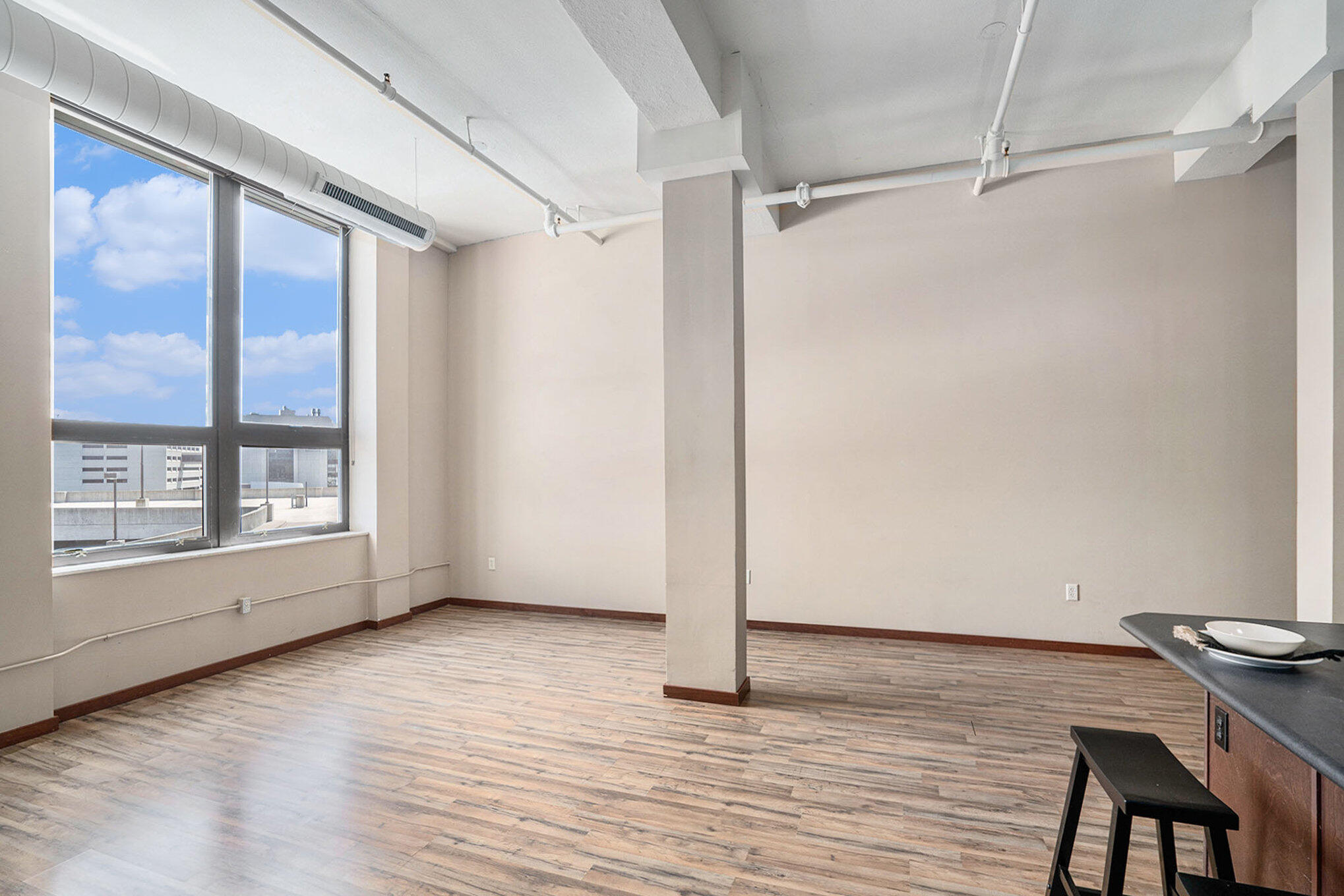 Kalamazoo, Michigan 49007, United States, 2 Bedrooms Bedrooms, ,2 BathroomsBathrooms,Residential,Pending,3874