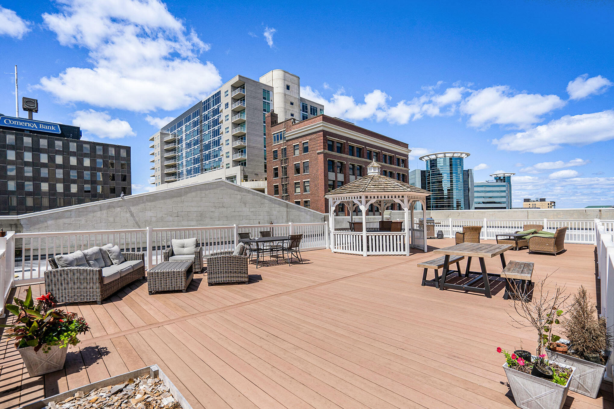 Kalamazoo, Michigan 49007, United States, 2 Bedrooms Bedrooms, ,2 BathroomsBathrooms,Residential,Pending,3874