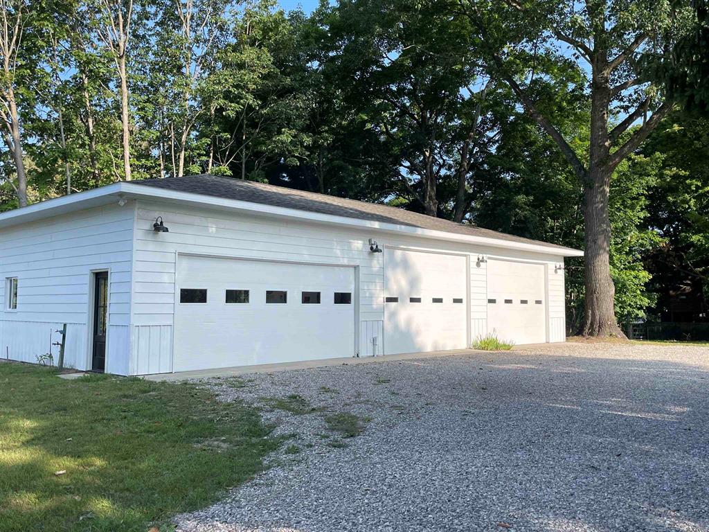 Photo 5 of 36 of 9200 N Long Lake Road house