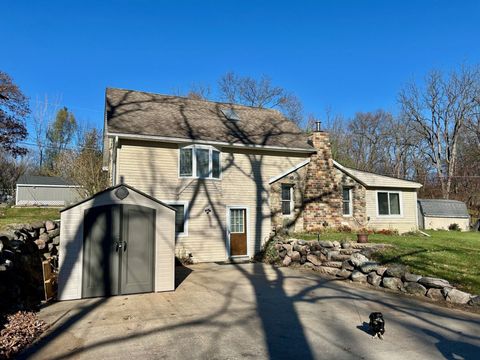 A home in Putnam Twp