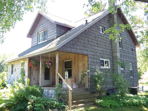 A home in Bloomingdale Twp