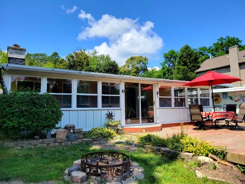 A home in Putnam Twp