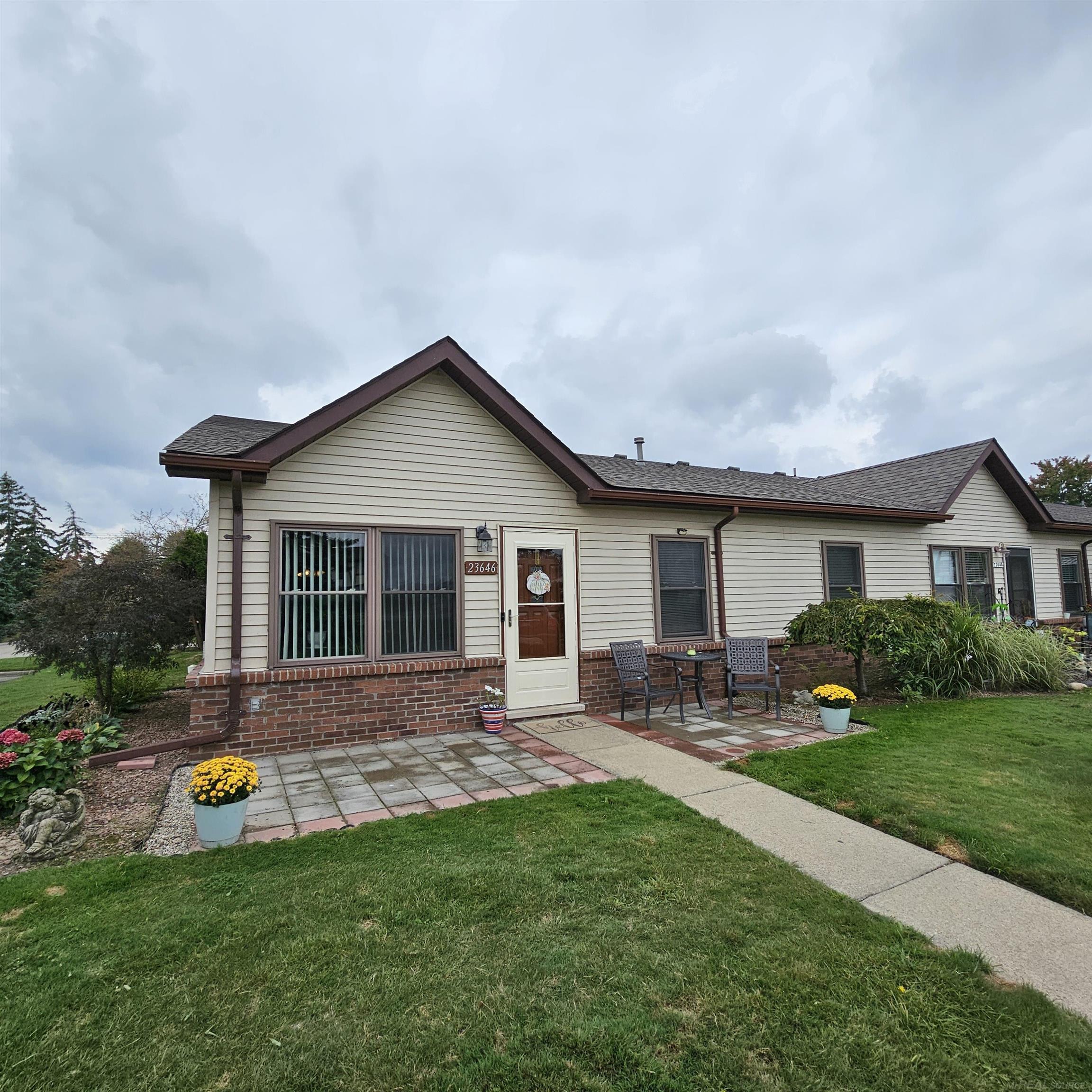 View Clinton Twp, MI 48035 condo