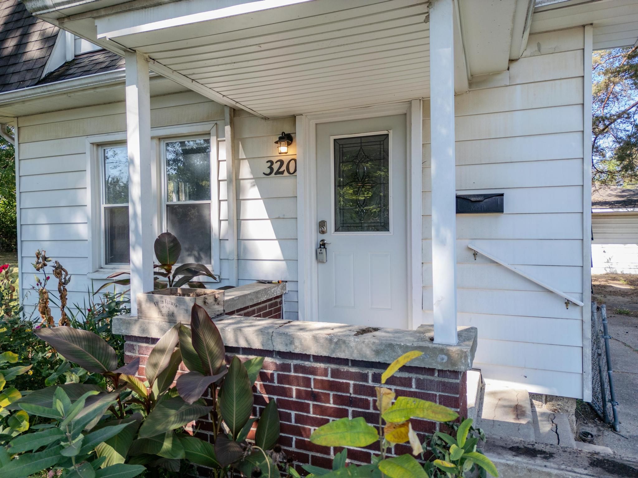 320 W HAYES Avenue