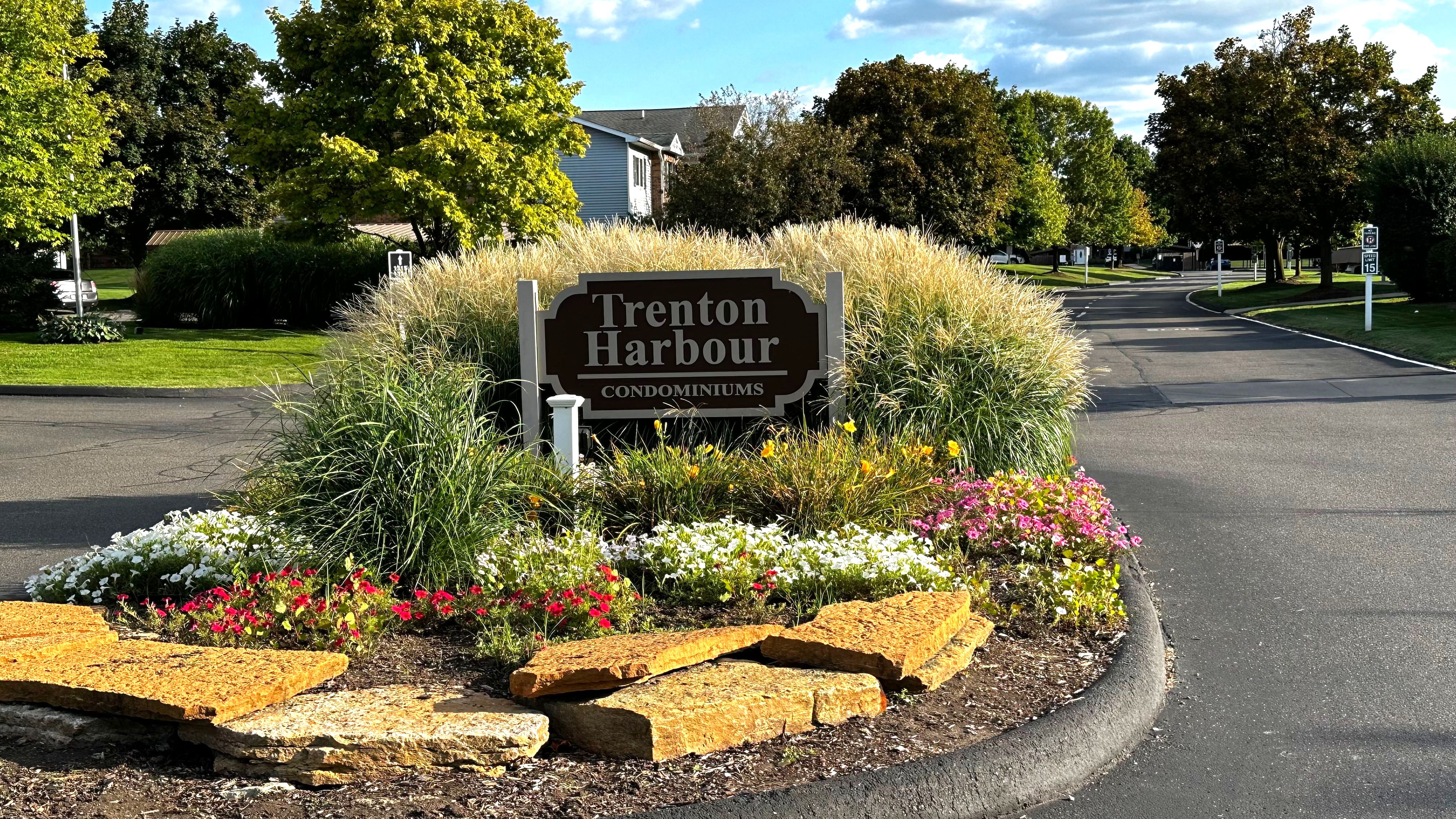 View Trenton, MI 48183 condo