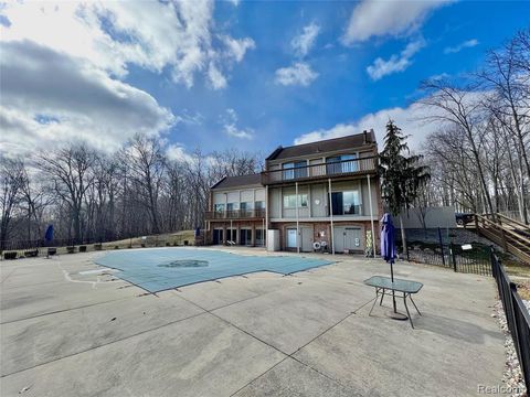 A home in West Bloomfield Twp